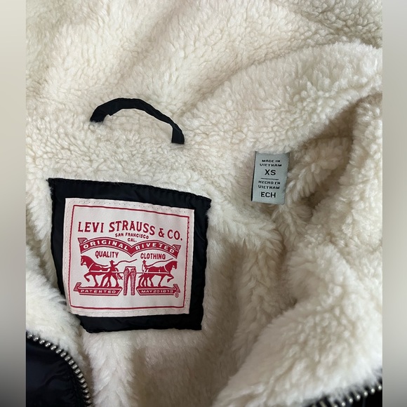 Black puffer jacket - Picture 3 of 3